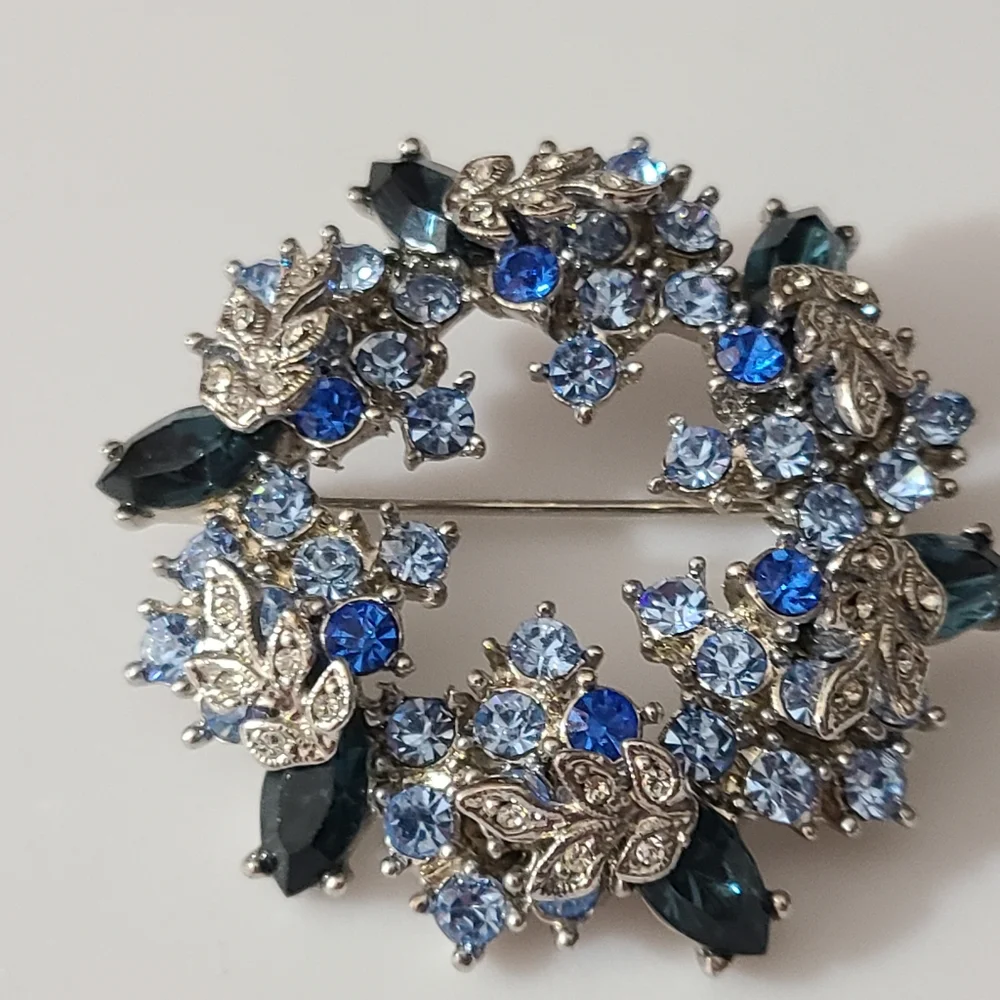 Vintage Blue Silver Rhinestone 3D Wreath Round Brooch Leafs Estate Vtg Euc - Picture 5 of 9